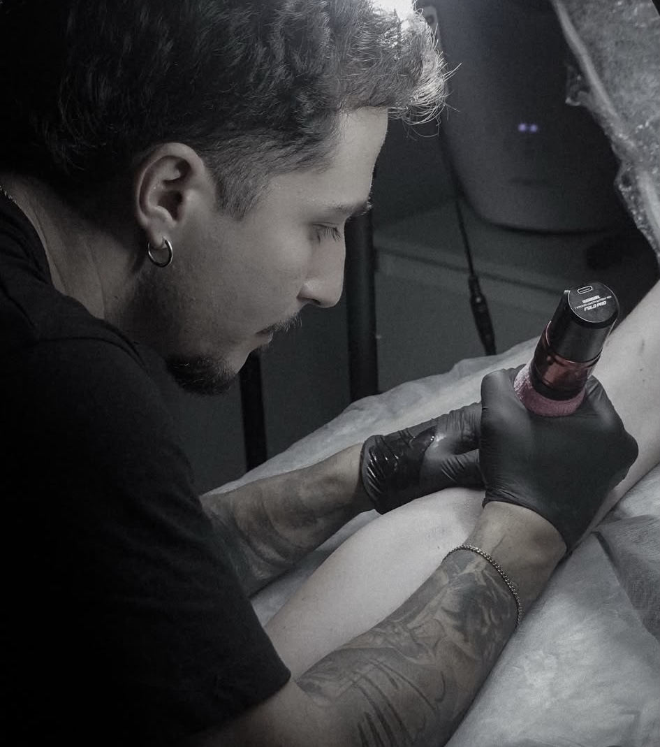 Del tabú a la piel de todos: Juanjo Toribio, el tatuador al que escriben desde toda la Región
